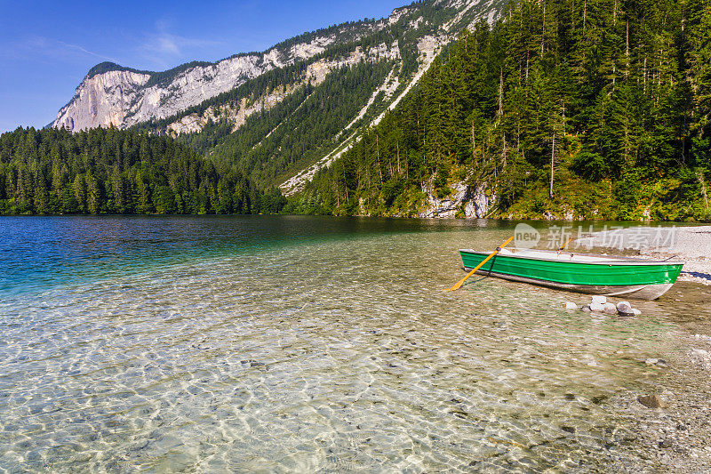 休闲木船在高山湖Tovel - Trentino alto adige, Dolomites -意大利